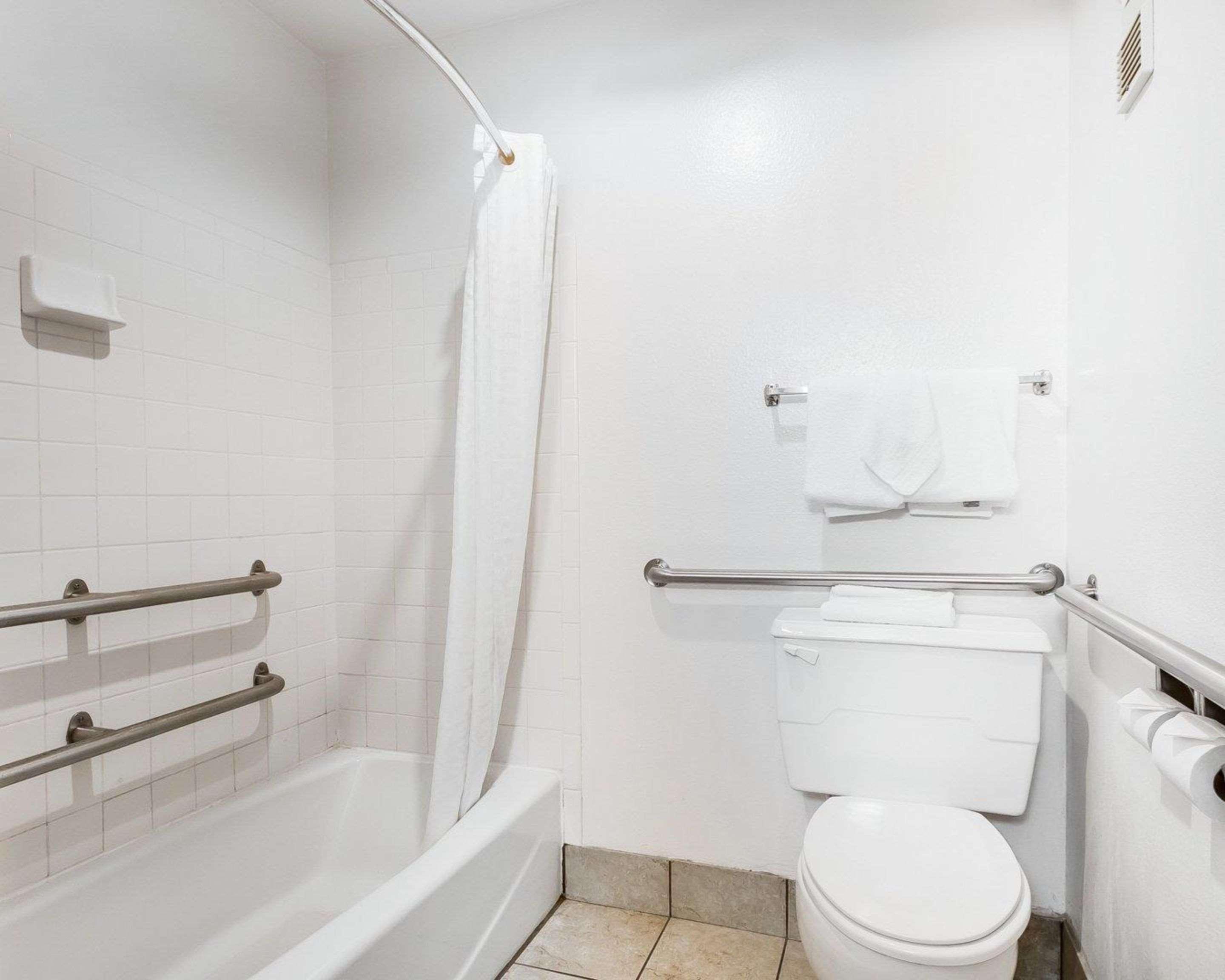 Rodeway & East Hotel 2*