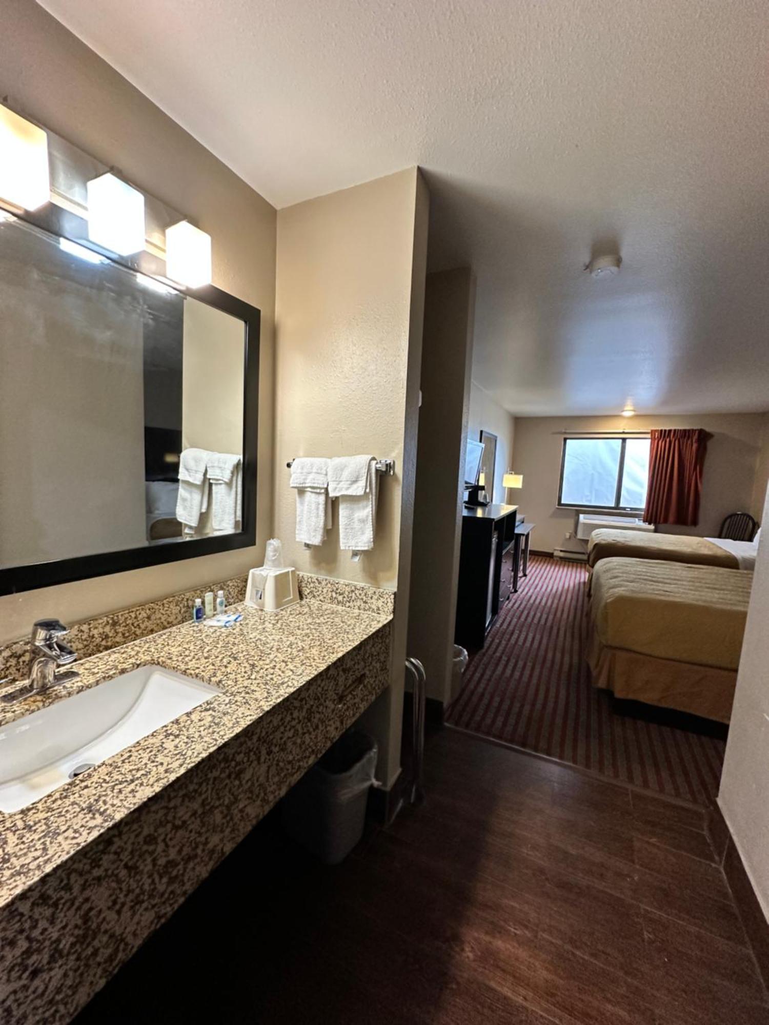 Rodeway & East Hotel