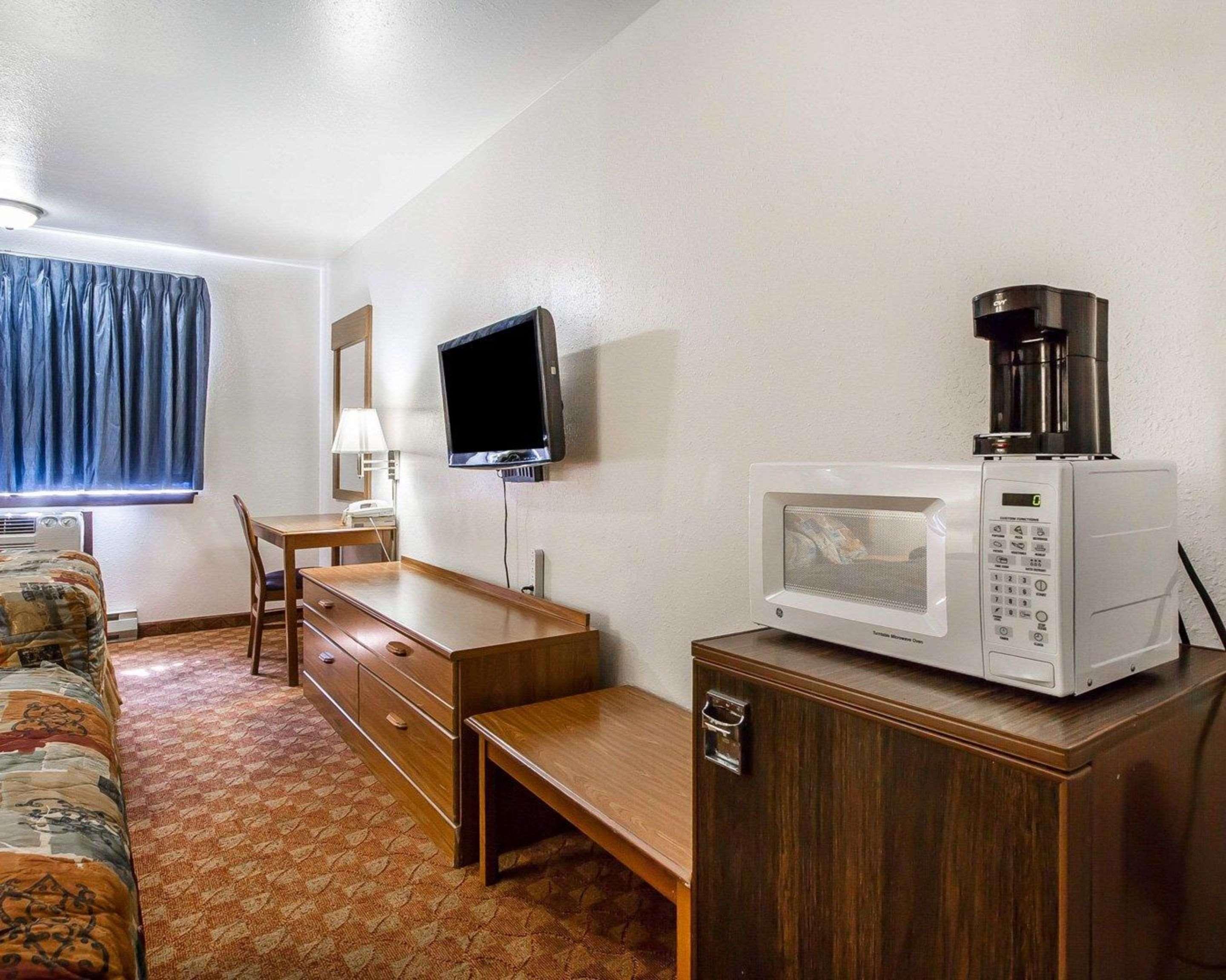 Rodeway & East Hotel 2*