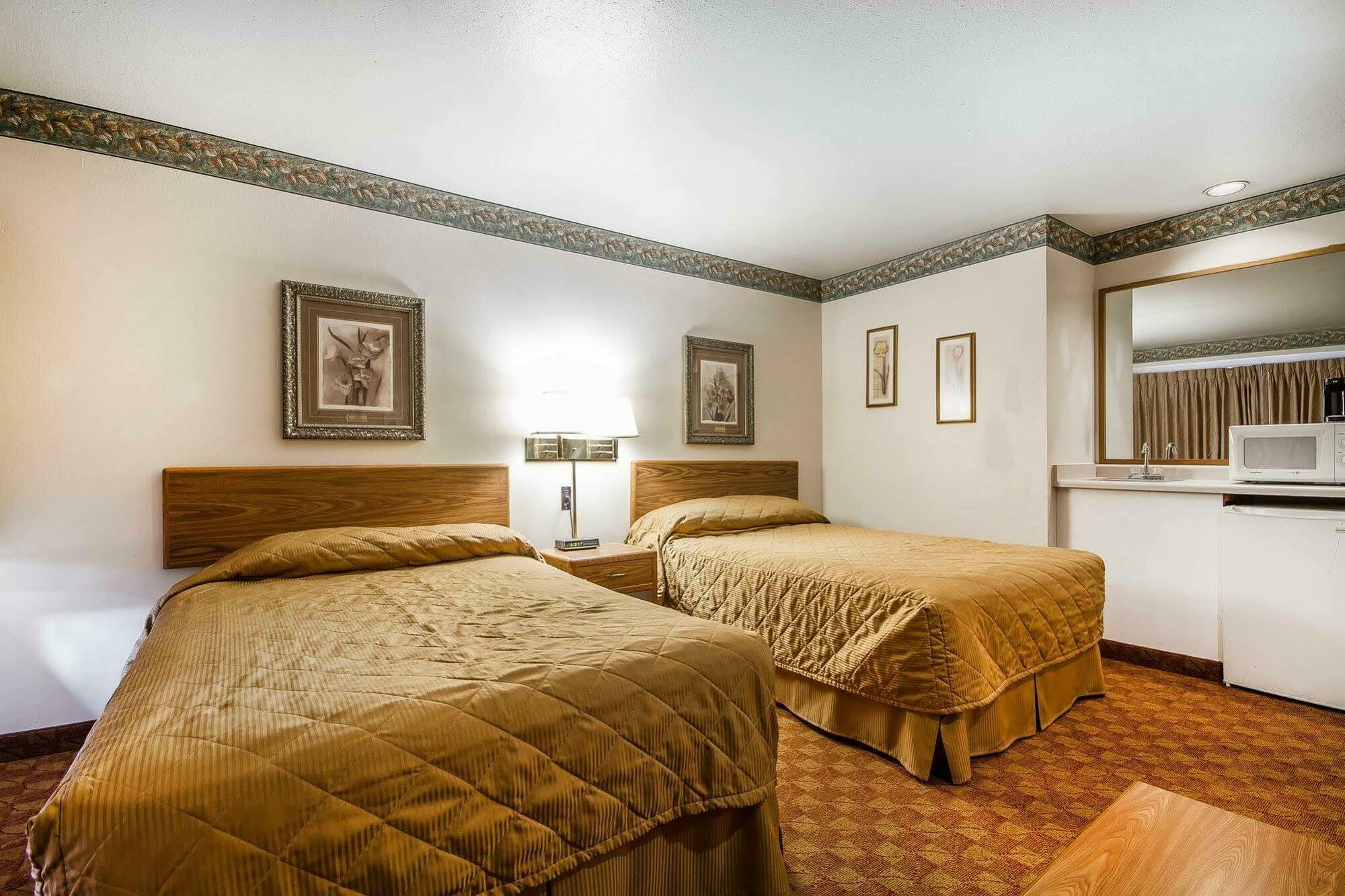 Rodeway & East Hotel Madison